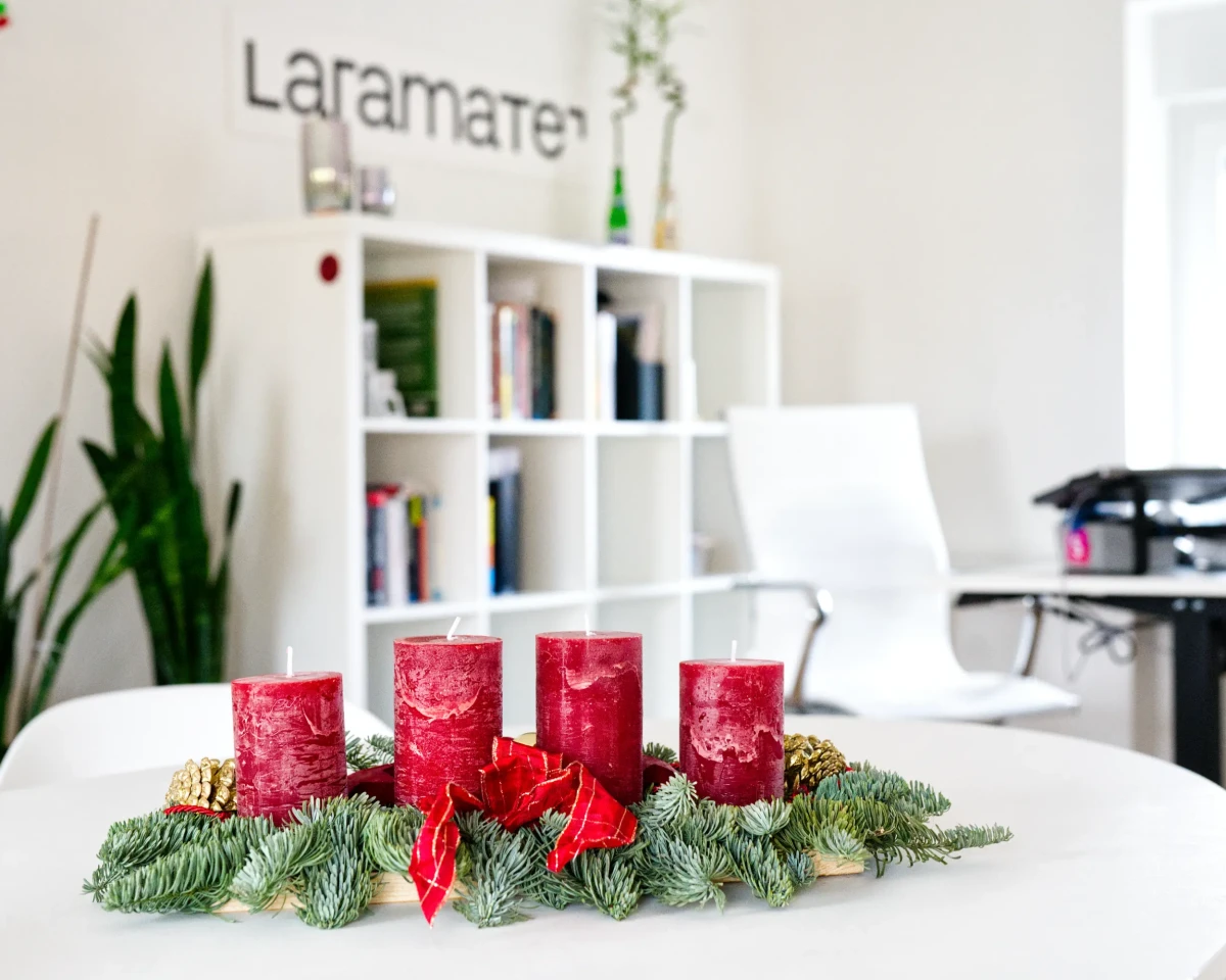 Laramate GmbH Büro - Weihnachtszeit 2025